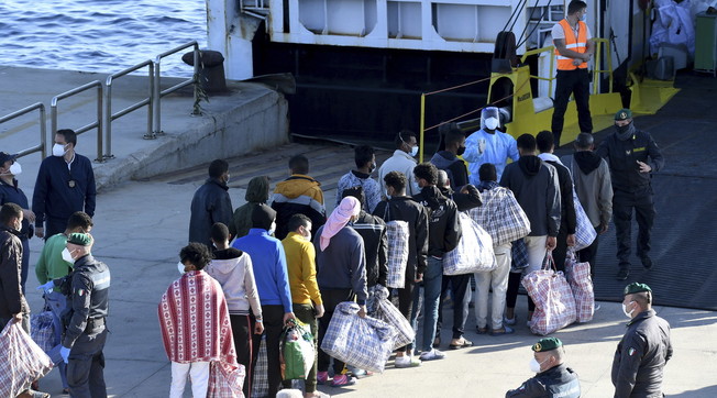 Noi li accogliamo, loro non fanno la quarantena e devastano la nave: la vergogna di 21 tunisini a Lampedusa