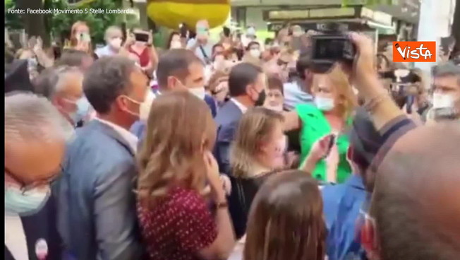 Giuseppe Conte in piazza a Desio accolto così: 'Assassino, ti devono appendere', orrore contro il grillino