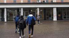 Violano la quarantena e portano i figli a scuola. Tutti positivi al Covid, conseguenze disastrose a Torino