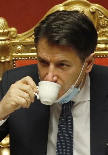 Pasti, selfie e orari, i suoi capricci da divo. Conte in campagna elettorale? Gola profonda M5s: come lo umiliano