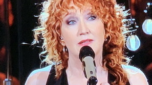 "Se ti stuprano te la sei cercata". Fiorella Mannoia esplode contro la Palombelli: "Ci siamo rotte le p***e" | <span style=color: rgb(153, 0, 0);>Guarda</span>