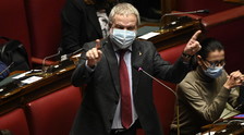 "Troppi controlli, mi tocca...". Borghi, la "frase rubata" alla Camera: roba estrema contro il Green pass | <span style=color: rgb(153, 0, 0);>Guarda</span>