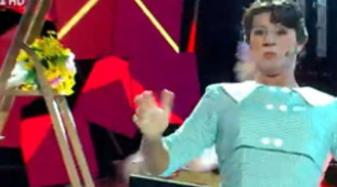 Ferma, non posso cantare. Panico in studio, Biagio Izzo interrompe tutto: Carlo Conti costretto a intervenire