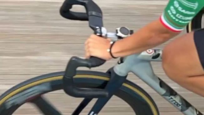 Ciclismo, oltre ogni record: il manubrio rivoluzionario, gioiello di tecnologia