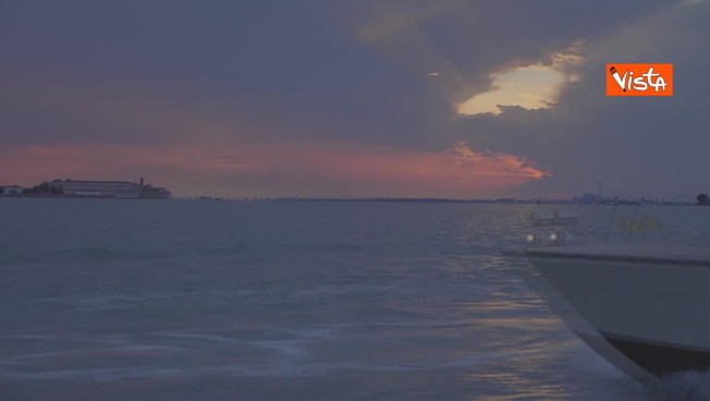 Venezia, uno straordinario tramonto in laguna: se il cielo si colora di arancione