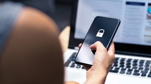 No lea ese sms, la última frontera de la estafa: los ahorros de toda la vida se quemaron en solo 20 minutos