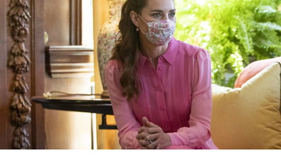 Le mascherine abbinate all'abito che ama Kate Middleton