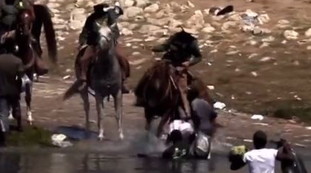 Brutali frustate dai poliziotti a cavallo: in Texas gli immigrati li trattano così, video-choc | <span style=color: rgb(153, 0, 0);>Guarda</span>