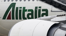Alitalia allo sbando, "evitate i bagagli in stiva": cosa c'è dietro la richiesta (per chi vola)