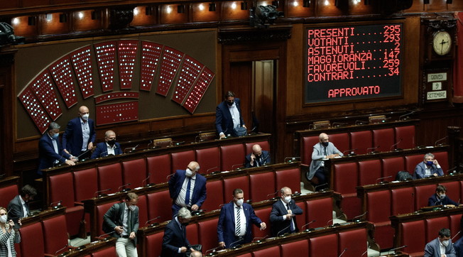 Ladies and gentlemen, slap Italians: Who knows who will brand No-Vox MPs?  The latest scandal