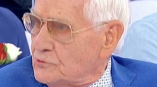 Non riesco.... Il cavaliere 91enne in imbarazzo: il suo gesto proprio davanti a Maria De Filippi