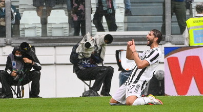 Dybala gol e infortunio. Locatelli prima gioia: la Juve batte la Sampd (ma che buchi dietro)