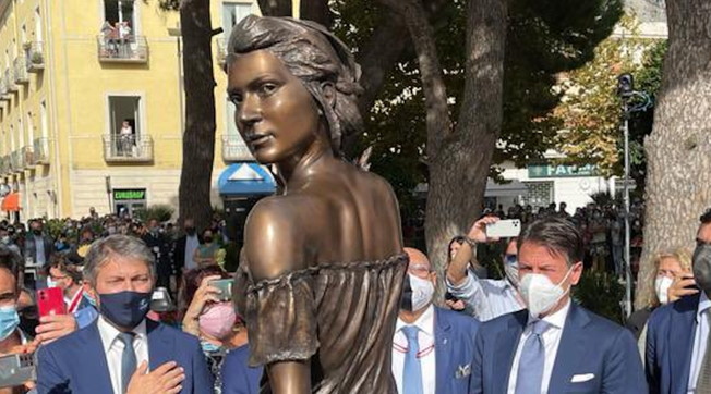 Conte, disastro in campagna elettorale: guardate bene il Lato B della statua. Inaccettabile, travolto a sinistra | Foto