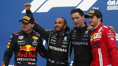 F1, Gp di Russia: vince Hamilton sotto la pioggia davanti a Verstappen. Terzo Sainz