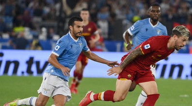 La Lazio fa suo un derby show: 3-2 alla Roma. Mourinho: Arbitro e Var non all'altezza