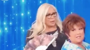 Mara Venier show, tocca il seno a Orietta Berti: Scusa ma qua è vero?. Imbarazzo in tv | Video