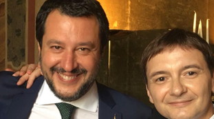 "Prima ti arrabbi di brutto, poi gli allunghi una mano". Morisi indagato per droga, le parole di Salvini