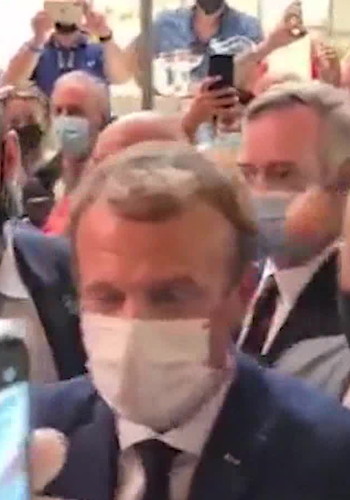 Macron aggredito a Lione, gli tirano un uovo addosso: il raptus del presidente e un finale clamoroso | <span style=color: rgb(153, 0, 0);>Video</span>