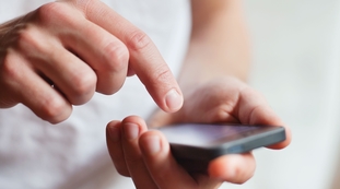 Non aprire quella pagina. Smartphone, truffa in bolletta: come ti fregano 9 cent a clic, il colosso nel mirino