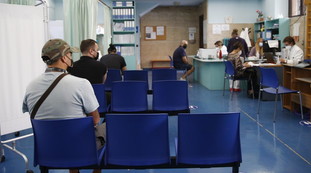 Covid, la strage silenziosa dei no-vax: contagi e ricoveri, un anno dopo situazione del tutto ribaltata