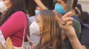 Greta Thunberg, the Communist? So trapped in the square in Milan: but isn't it the battle for the environment? | Video