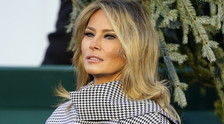 Nel suo ufficio personale.... L'inquietante rivelazione su Melania Trump dell'ex portavoce: come era ridotta
