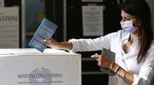 Il disastro di una ragazzina presuntuosa e arrogante. Sallusti demolisce la Raggi: liberare Roma si può