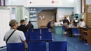 Lieve crescita dei contagi, 14 morti. Boom di vaccinazioni: gli effetti dell'obbligo. Bollettino, le cifre