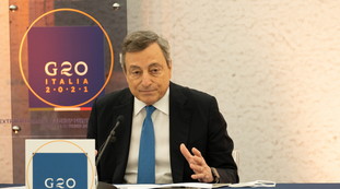 Come lui solo il Duce, sicuri che i fascisti siano quelli di Forza Nuova?. Travaglio, delirio totale contro Draghi