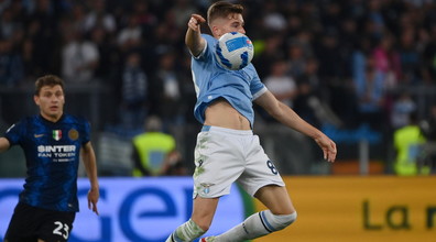 Perisic illude l'Inter ma la Lazio ribalta tutto: rissa nel finale