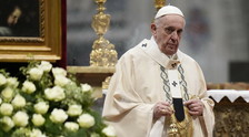 Il sangue diventa solido e muori, colpa di Papa Francesco: no-vax, l'ultima frontiera dell'orrore