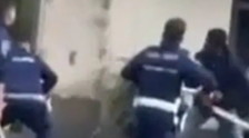 Africano prende a bastonate gli agenti, terrore e colpi di pistola a Milano: immagini forti | <span style=color: rgb(153, 0, 0);>Video</span>