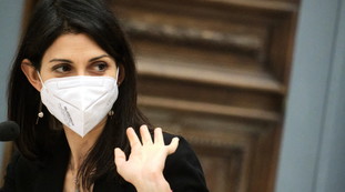 Anche se è stata abbandonata. La Ghisleri usa la Raggi per demolire Conte: l'ultimo disastro del leader