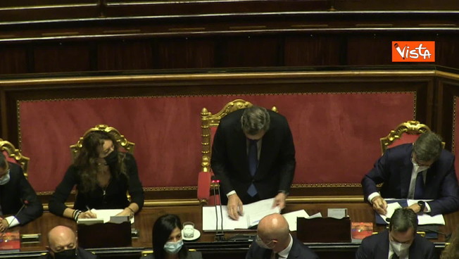 Mario Draghi e l'asta del microfono: ma che combina?
