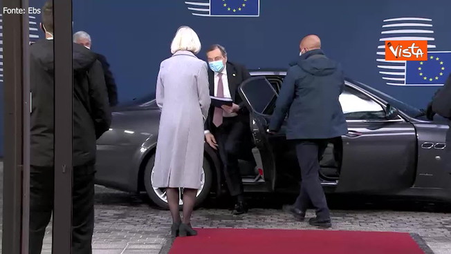 Mario Draghi, l'arrivo all'ultimo Consiglio europeo: