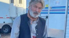 Alec Baldwin spara sul set: morta la direttrice della fotografia, grave il regista. Orrore e dramma