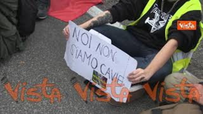 No Green pass a Roma, tutti seduti: l'omaggio ai portuali di Trieste