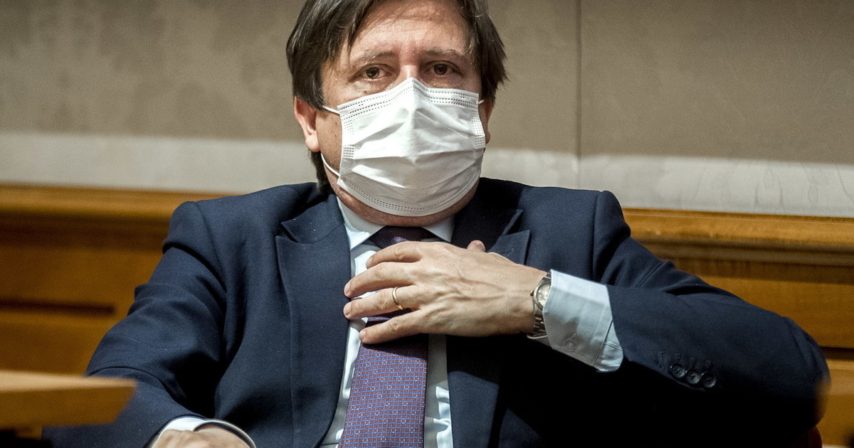 Stop ai tamponi, "c'è la firma di Sileri". Inchiesta Covid, grosso guaio politico: cosa filtra sul sottosegretario, nel 2020...