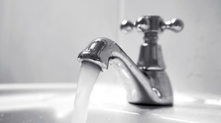 Cianuro nell'acqua potabile, l'allarme sanitario: chi deve fare attenzione, in Italia