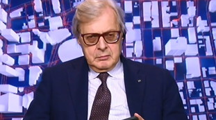 Il pimpante Sgarbi. Disastro in diretta a Mediaset: agguato imbarazzante in regia, come beccano Vittorio | Video