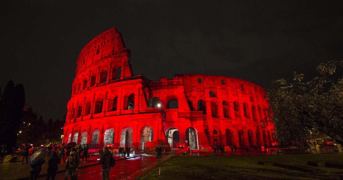 Colosseo illuminato di rosso per le donne