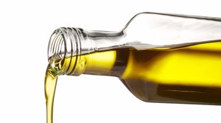 Olio extravergine, 11 marchi italiani su 30 non superano il test: quali sono e come vi fregano