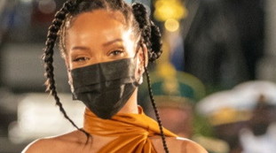 Principe Carlo sconvolto, Rihanna si presenta davanti a lui vestita così: occhio alla faccia | Guarda
