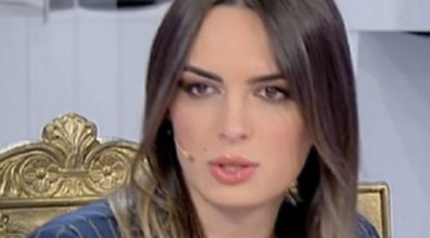 Str*** e disonesti. Andrea Nicole travolta dagli insulti in studio: Di me***a, senza precedenti