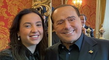 Scatta questa foto con il Cav e viene ricoperta di insulti e minacce. Chi è lei e chi è il mostro: inquietante