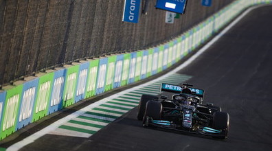 Verstappen a muro, Hamilton gode ma è giallo-penalità: Accidentale, manina tesa all'inglese?