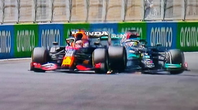 Follie Fia, sportellate, rissa in pista: vince Hamilton su Verstappen, ultima gara a pari punti. F1, una pericolosa guerra