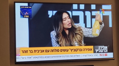 Tracce dell'aperitivo Aviva in Israele: cosa combina in tv la super influencer