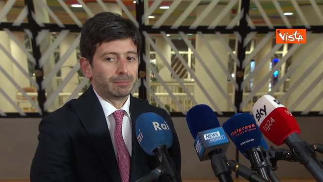 Obbligo vaccinale, Roberto Speranza terrorizza i no-vax: