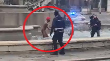 Africano nudo nella fontana a Roma, 10 agenti in acqua: si scatena l'inferno | <span style=color: rgb(153, 0, 0);>Video, immagini forti</span>